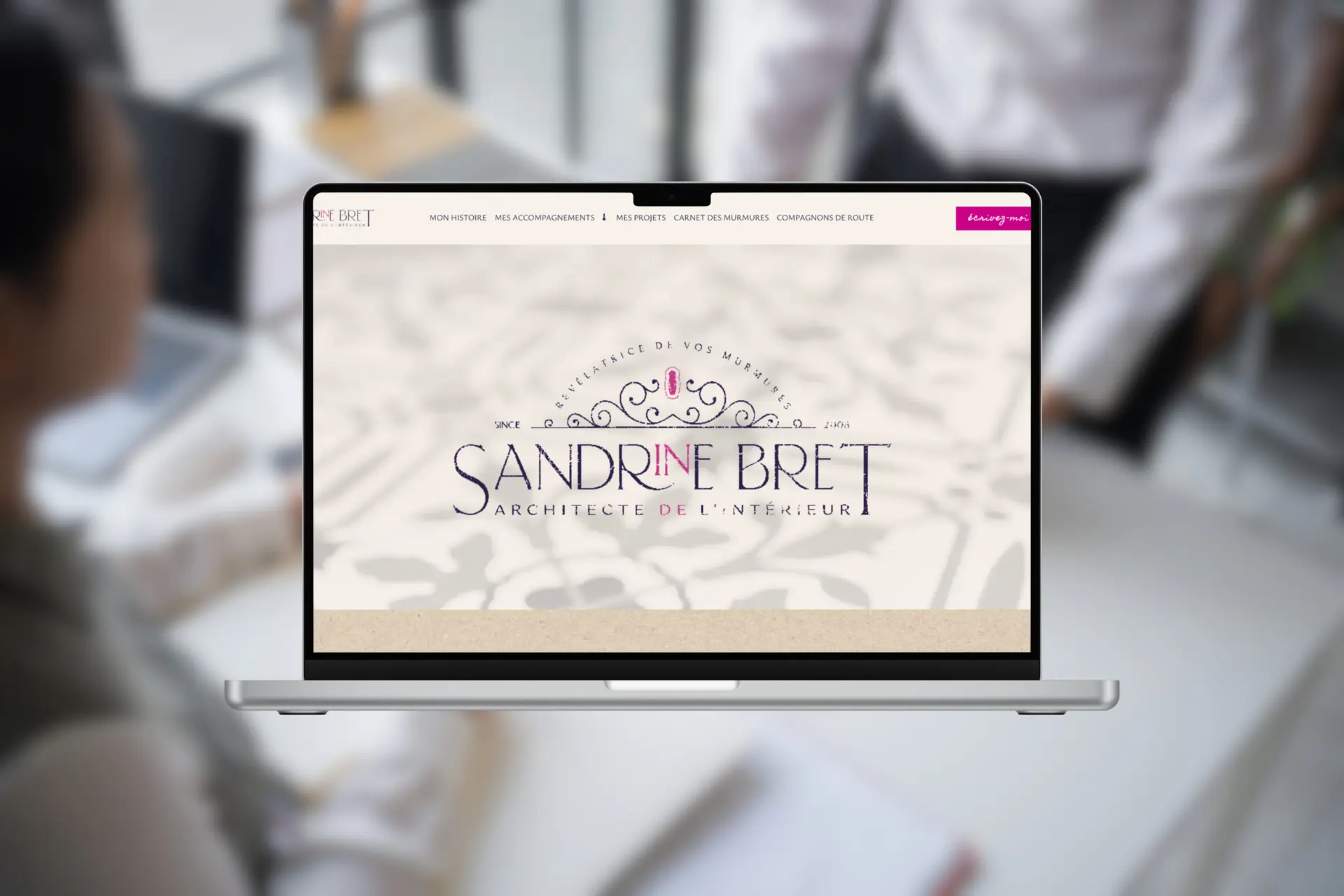 Page d’accueil du site Sandrine bret, architecte de l'intérieur, avec un design moderne et épuré.